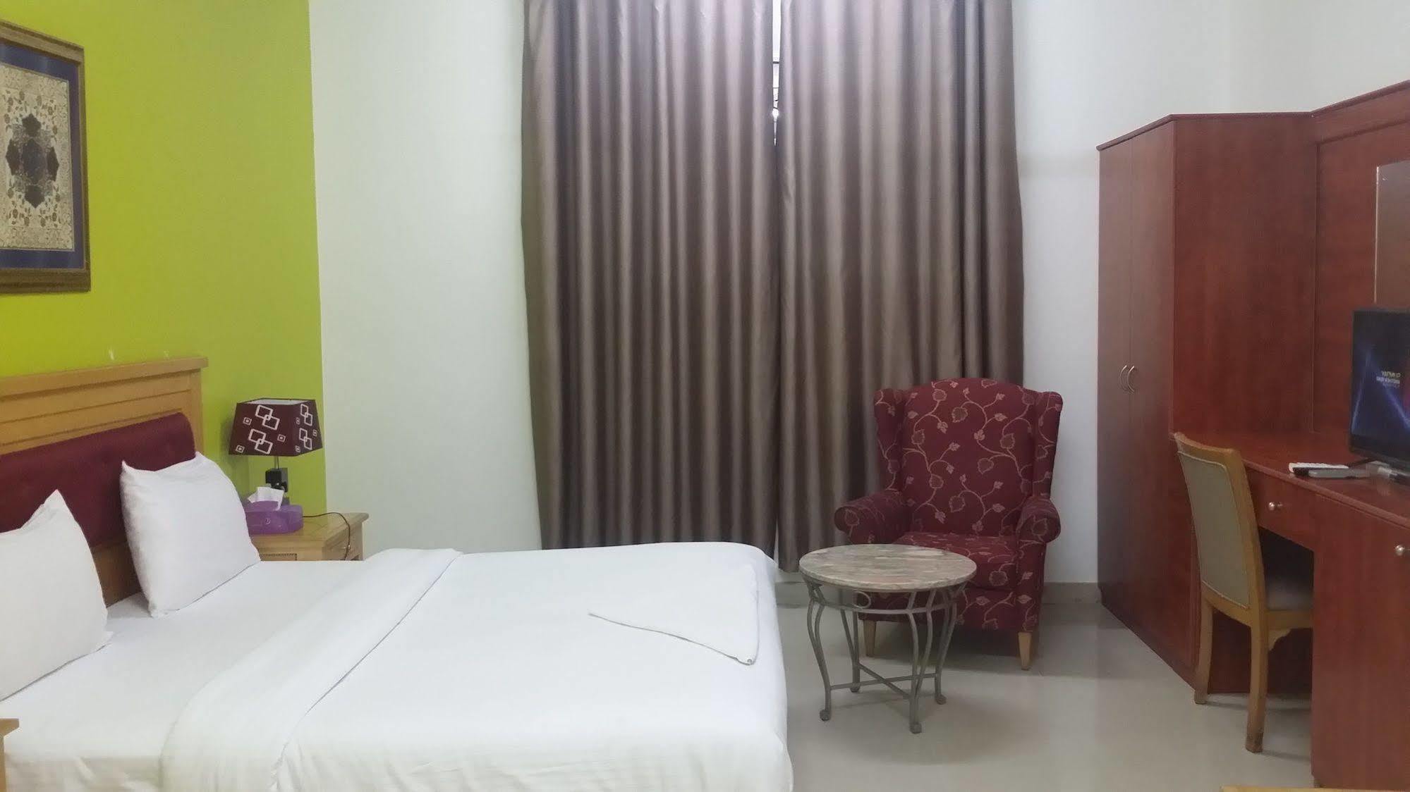 Savoy Inn Hotel Apartments Маскат Экстерьер фото